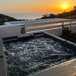 Sea & Sunset View Chora With Private Jacuzzi Casa vacanze